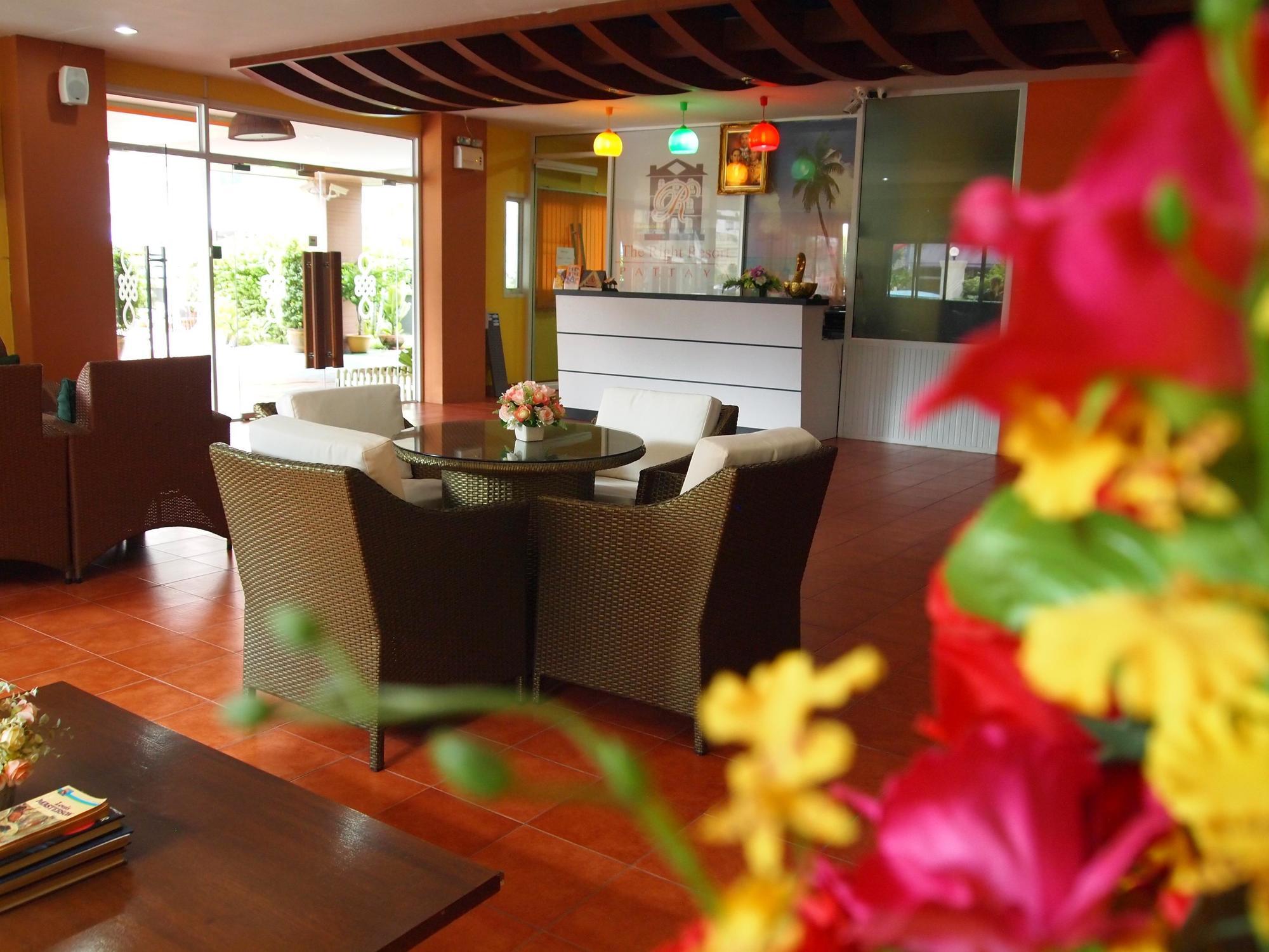 The Right Resort Pattaya Bagian luar foto